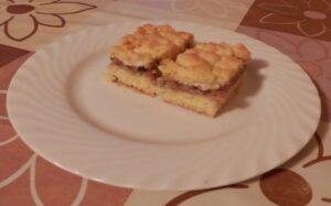 Jablkový so snehom a orechami