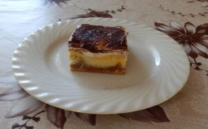 Pudingový koláč so smotanou