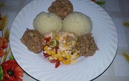 Kuskus s tuniakom a zeleninovým šalátom