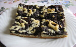 Makový koláč so slivkami