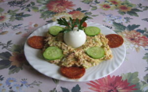 Majonézový šalát so zeleninou a salámou