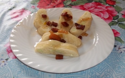 Parená knedľa s kyslou smotanou