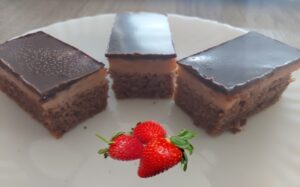 Jahodový zákusok s čokoládovou polevou